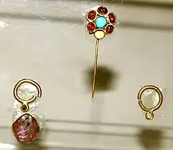 Золотая булавка и серьги, найденные в захоронениях