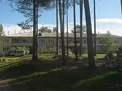 Двухэтажный жилой дом, где располагаются администрация и почта.