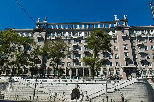 Комплекс зданий «Серая лошадь». Пример архитектуры так называемого дальневосточного «советского эллинизма»