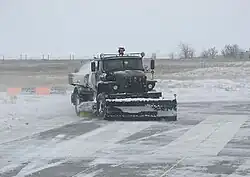 Аэродромная комбинированная поливомоечная машина АКПМ-3 на базе автомобиля Урал