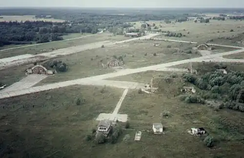 Вертолётные площадки, арочные укрытия, стартовый командный пункт южного подхода (СКП-Ю)