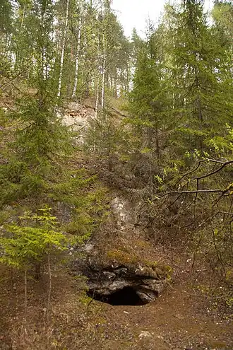 Лаз в пещеру (в нижней части фото)