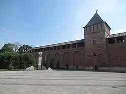 Башня Моховая и памятник пионерам-героям