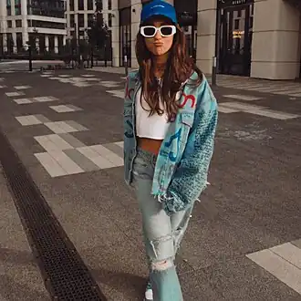 Обложка сингла Мари Краймбрери «Без заморочек» (2022)