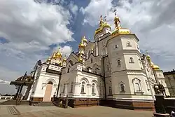 Вид на собор со стороны входных ворот