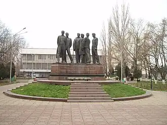 Памятник расстрелянным в Дагестане большевикам в Махачкале➤