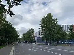 начало Ботанической улицы. Справа — здание телецентра «Останкино»