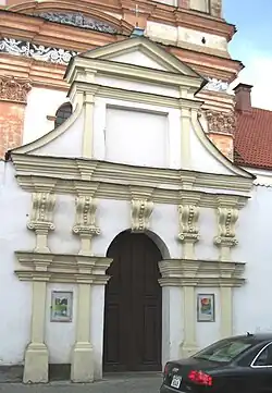 Брама (на рисунке №2) со стороны ул. Молодёжная. Центральный вход в костёл.