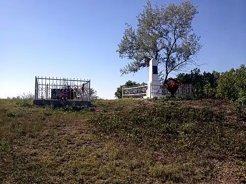 Противотанковый ров. Братская могила мирных жителей-жертв фашистского террора - справа, братская могила пятерых членов семьи партизана П. В. Лихоманова - слева  Объект культурного наследия народов РФ регионального значения. Рег. № 911710903010005 (ЕГРОКН)