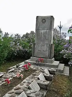 Советский памятник на братской могиле павших во II мировой войне в Сару. Ликвидирован в 2023 году