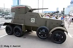 БА-3 справа, над задними осями крепления гусениц «оверолл».