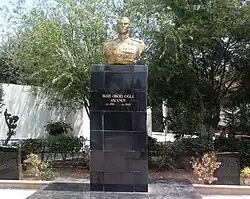 Бюст Ази Асланова в одноимённом посёлке в Баку