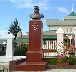 Прижизненный бюст Иосифа Кобзона в селе Агинское