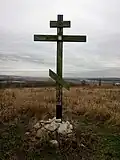 Деревянный крест на кургане