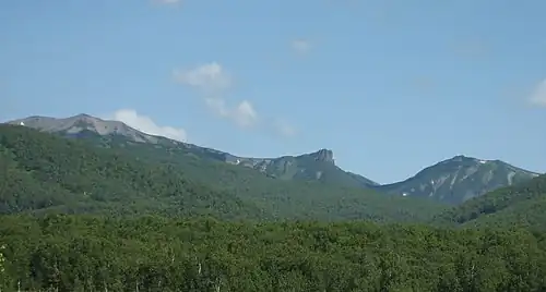 Вершины Русско-Японской дружбы (слева-направо):гора Головнина, скала Кахея и гора Рикорда