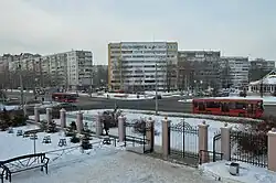 Вид на перекрёсток улиц Юлиуса Фучика и Сафиуллина со стороны православного храма в честь преподобного Серафима Саровского (декабрь 2018)