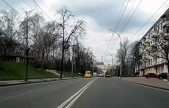 Массив расположен вдоль четной стороны Вышгородской улицы