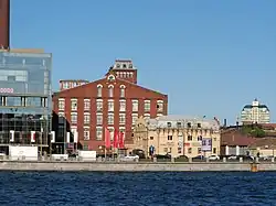 Вид с Выборгской набережной на прядильный корпус мануфактуры