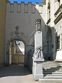 Лестница и зубчатая стена