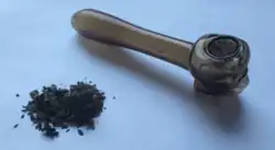 Пример листьев высушенного шалфея предсказателей, который употребляют с помощью курения как психоактивное вещество.