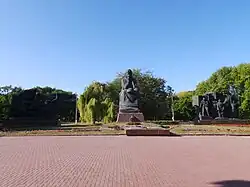 Памятники «Скорбящая Родина-Мать» и «Освобождение»