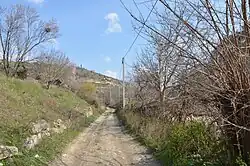 Дорожка внизу балки