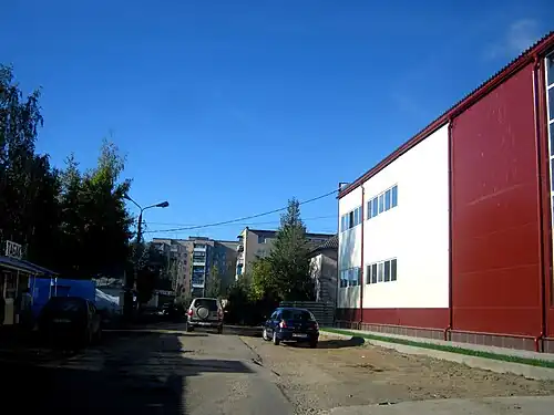 Проезд вглубь квартала  вдоль торгового центра