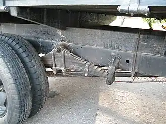 Задний мост на продольных полуэллиптических рессорах (кантилеверная подвеска)