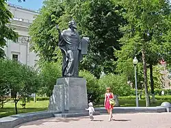 Памятник Кириллу Туровскому в Гомеле в сквере им. Кирилла Туровского возле Драмтеатра. Скульпторы Л. Гумилевский и С. Гумилевский. Открыт в 2004 г.