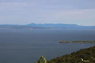 Высотная - куполообразная сопка, крайняя слева в горном массиве в центре кадра.