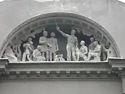 Скульптурная группа на фасаде