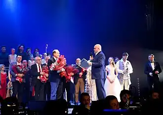 Губернатор Кузбасса – Сергей Цивилев вручает памятный адрес Президенту фестиваля Максиму Дунаевскому