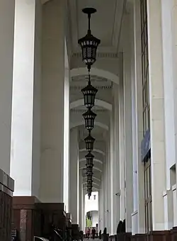 Крытый тротуар во дворе