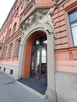 Оформление одного из входов в дом