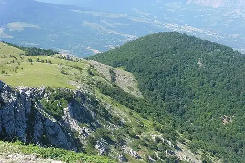 Чамны-Бурун - справа, перевал Дипло - в центре, вид с Куш-Каи