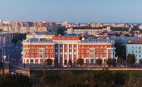 Дом Ворошиловских стрелков летним ранним утром. Вид с дома 3 по Комсомольскому проспекту в Твери.