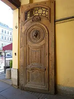 Оформление прохода во двор, дверь