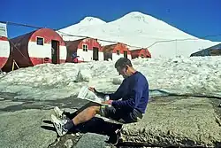 Д. Шпаро читает газету «Вечерний Донецк» на Эльбрусе