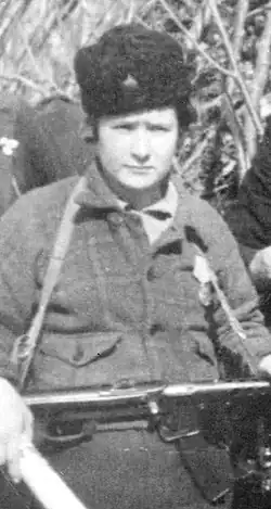 Групповое фото бойцов крымского партизанского отряда. Военкор Иван Запорожский, 1943. Фрагмент: разведчик — помощник комиссара по комсомольской работе 2-го района Северного соединения партизан Екатерина Николаевна Камардина (Шамко)