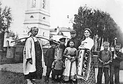 Есенин с земляками в Константинове у церкви. 1909.jpg