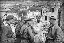 Жительница освобожденного Севастополя разговаривает с офицерами РККА