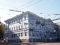 Жилой дом профессоров и преподавателей, проспект Науки, 2, перекрёсток с проспектом Дмитрия Яворницкого. Объект культурного наследия Украины, номер: 12-101-0076.