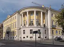 Внешний вид здания Российской академии живописи, ваяния и зодчества в июле 2024 года