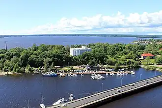 Вид на парк с крыши замка. В центре здание архива, правее кафе-магазин в бывшем пороховом погребе