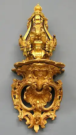 Зерцало — трёхгранная призма с орлом наверху и с тремя указами Петра I (от 17 апреля 1722 года, 21 и 22 января 1724 года, ст. ст.) на гранях; в царской России была непременной принадлежностью каждого присутственного места