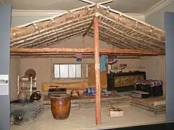 Интерьер традиционного зимнего нанайского жилища.Для обогрева и приготовления пищи предназначен кан.Хабаровский краевой музей имени Н. И. Гродекова