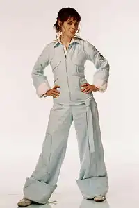 Зоуи Дешанель в роли Триллиан в фильме Автостопом по галактике