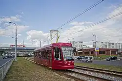 Вагон 71-623-02. На заднем плане — двухуровневое пересечение линий 4-го и 5-го маршрутов