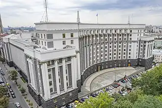 Здание Правительства Украины — здание, в котором размещался Совет народных комиссаров в 1938—1941 и 1943—1946 годах, Совет министров Украинской ССР в 1946—1991 годах и Кабинет министров Украины с 1991 года. Киев, Украина