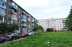 Пятиэтажная «хрущёвка» (слева), возведённая в 1973 году: ул. Родины, 29